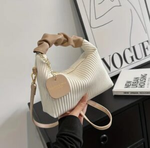 กระเป๋าถือพลีทสไตล์เรียบง่าย