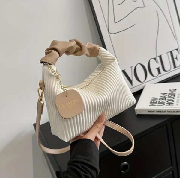 กระเป๋าถือพลีทสไตล์เรียบง่าย