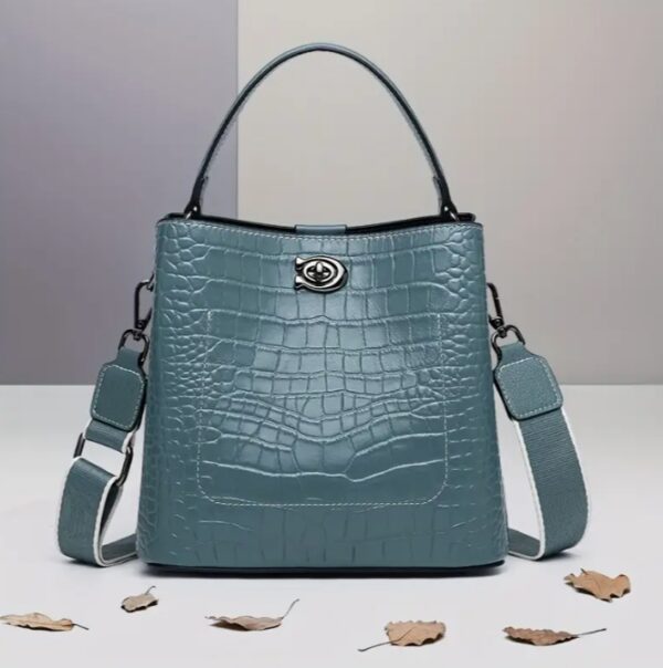 กระเป๋าถือลายจระเข้