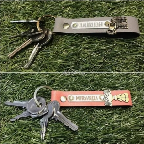 พวงกุญแจหนังสลักชื่อ